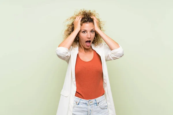 Giovane Donna Bionda Con Capelli Ricci Sfondo Verde Isolato Con — Foto Stock