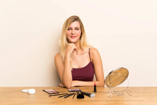 Jeune Femme Blonde Avec Cosmétique Dans Une Table Riant — Photo