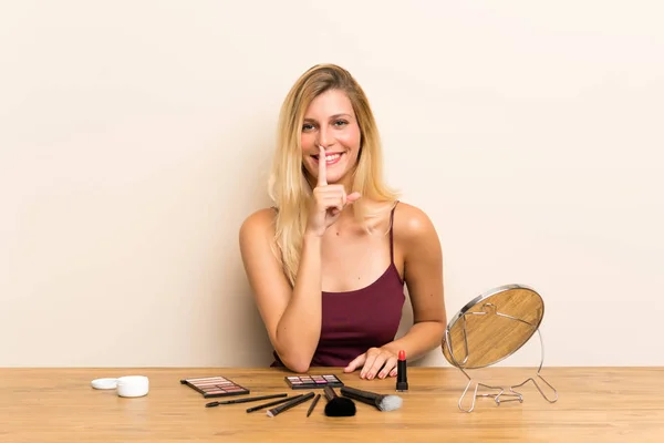 Junge Blonde Frau Mit Kosmetik Einem Tisch Macht Schweigegeste — Stockfoto