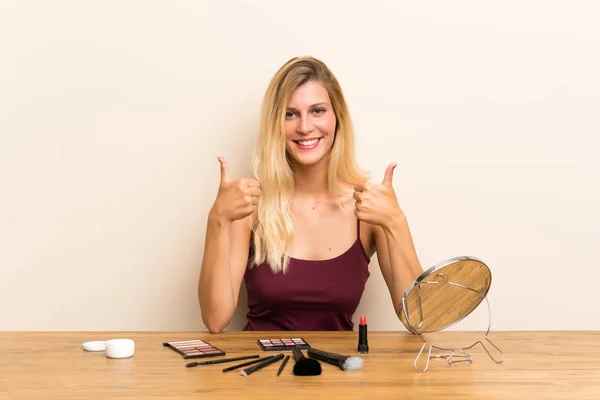 Junge Blonde Frau Mit Kosmetik Einem Tisch Gibt Eine Daumen — Stockfoto