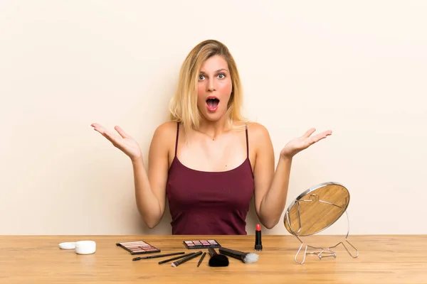 Jeune Femme Blonde Avec Cosmétique Dans Une Table Avec Expression — Photo