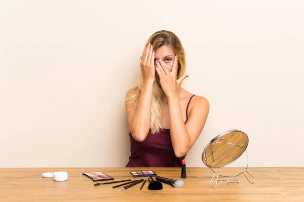 Jeune Femme Blonde Avec Cosmétique Dans Une Table Couvrant Les — Photo