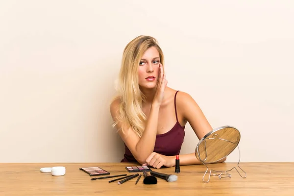 Jeune Femme Blonde Avec Cosmétique Dans Une Table Chuchotant Quelque — Photo