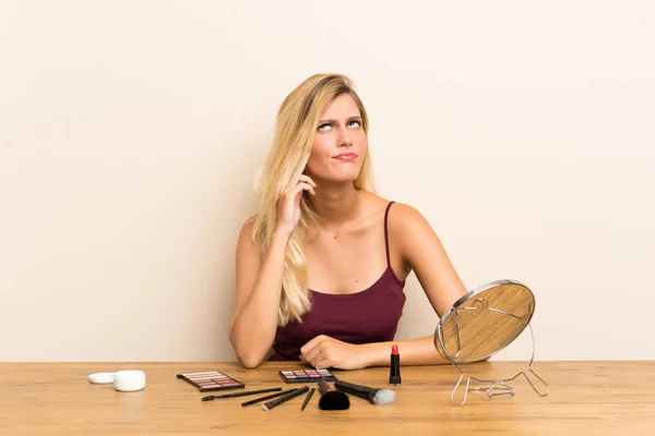 Joven Rubia Con Cosmética Una Mesa Pensando Una Idea — Foto de Stock