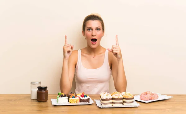 Junge Frau Mit Vielen Verschiedenen Mini Kuchen Einem Tisch Der — Stockfoto