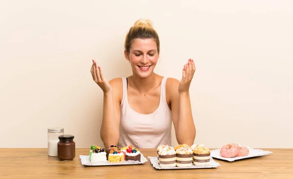 Junge Frau Mit Vielen Verschiedenen Mini Kuchen Einem Tisch Lachend — Stockfoto