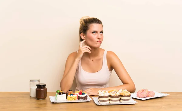 Junge Frau Mit Vielen Verschiedenen Mini Kuchen Einem Tisch Der — Stockfoto