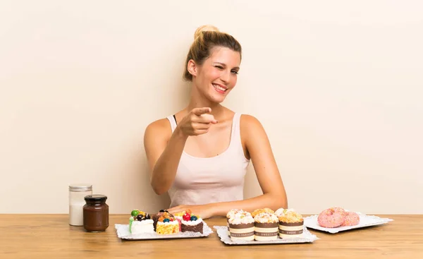 Junge Frau Mit Vielen Verschiedenen Mini Kuchen Einem Tisch Zeigt — Stockfoto