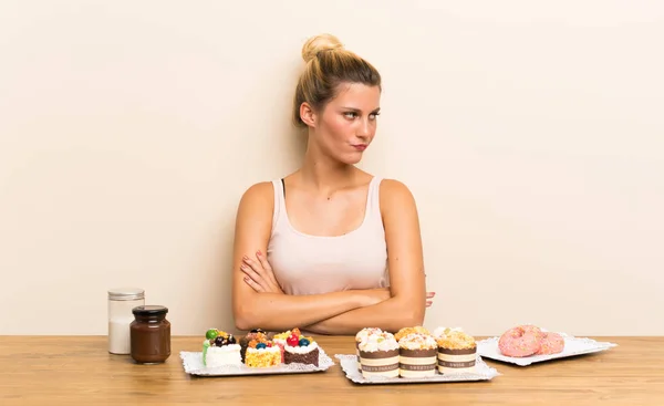Junge Frau Mit Vielen Verschiedenen Mini Kuchen Einem Tisch Der — Stockfoto