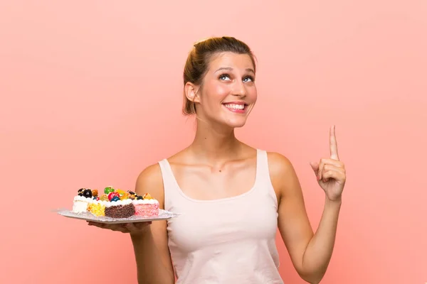 Junge Blonde Frau Hält Viele Verschiedene Mini Kuchen Der Absicht — Stockfoto