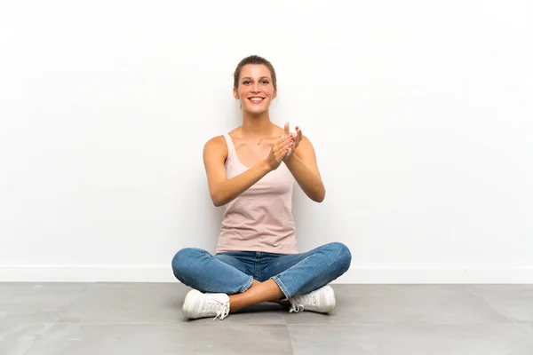 Young Blonde Woman Sitting Floor Applauding — Stock Photo, Image