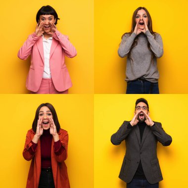 Bir grup insan bağırıyor ve bir şeyler duyuruyor.