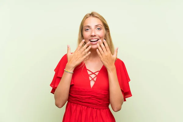 Blond Ung Kvinna Över Isolerad Grön Bakgrund Med Överraskning Ansiktsuttryck — Stockfoto