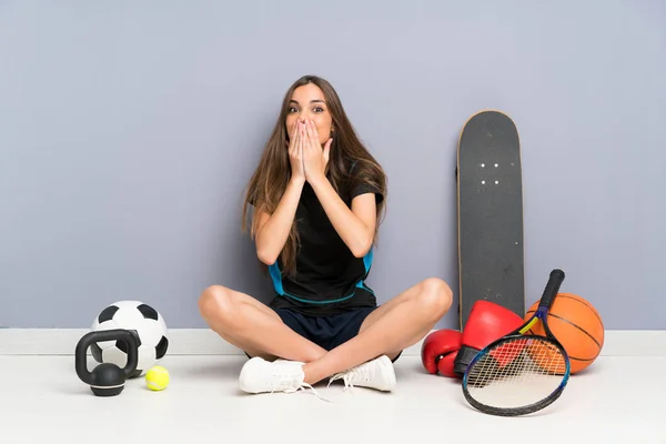 Jovem Mulher Esportiva Sentada Chão Com Expressão Facial Surpresa — Fotografia de Stock