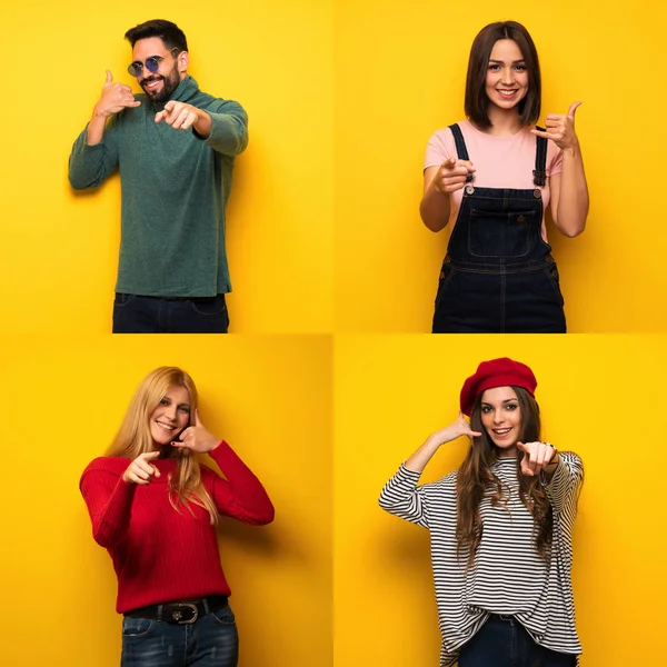 Telefon eden ve ön tarafı işaret eden insanlar.