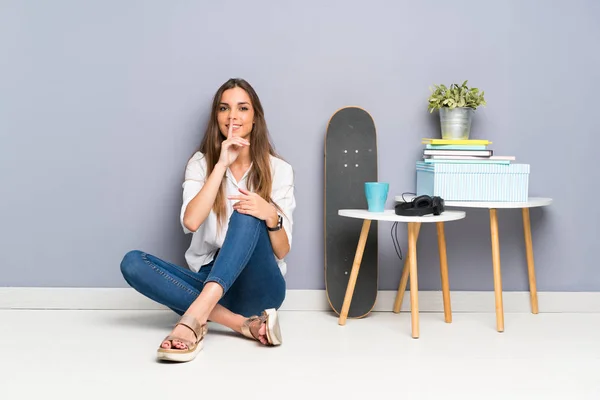 Jeune Femme Assise Par Terre Faisant Geste Silence — Photo