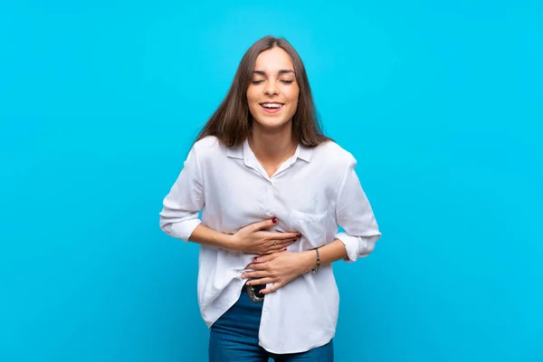 Giovane Donna Isolato Sfondo Blu Sorridente Molto — Foto Stock