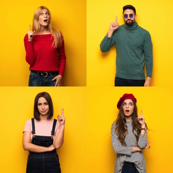 Bir grup insan parmak kaldırmayı düşünüyor.