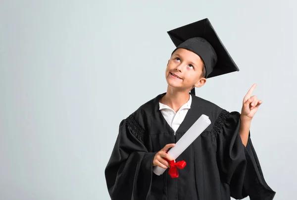 Menino Graduando Apontando Com Dedo Indicador Uma Ótima Ideia Fundo — Fotografia de Stock