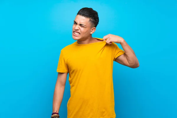 Jovem Com Camisa Amarela Sobre Fundo Azul Isolado Com Expressão — Fotografia de Stock