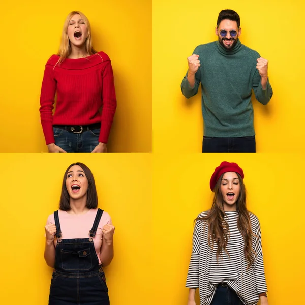 Bir grup insan ağızları açık bir şekilde öne doğru bağırıyor.