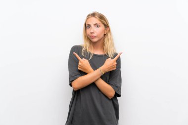 Izole beyaz arka plan üzerinde Sarışın genç kadın şüpheleri olan laterals işaret