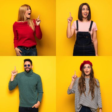 Çözümün farkına varmak isteyen bir grup insan parmağını kaldırarak...