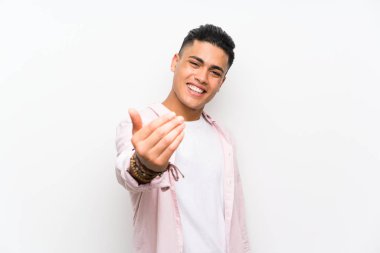 Izole beyaz duvar üzerinde genç adam gelmeye davet