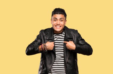 Izole arka plan üzerinde sürpriz yüz ifadesi ile genç adam