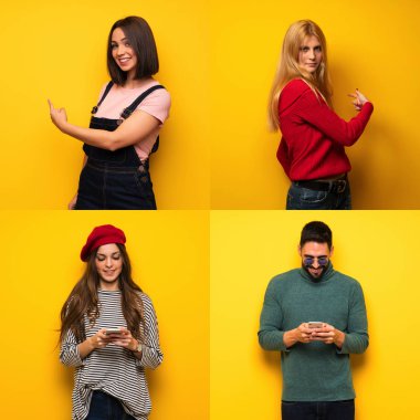 Arkayı gösteren bir insan kümesi