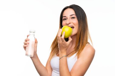 Izole beyaz arka plan üzerinde bir elma ile genç kadın