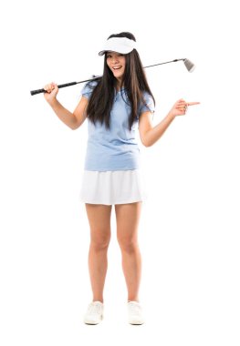 Izole beyaz arka plan üzerinde Genç asyalı golfçü kız şaşırttı ve yan işaret