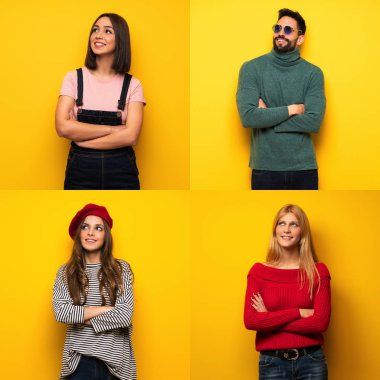 Bir grup insan gülümserken yukarı bakıyor.