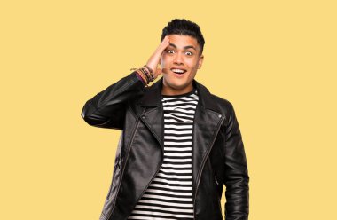 Genç adam sadece bir şey fark etti ve izole arka plan üzerinde çözüm niyetinde