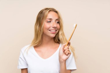 Mutlu Genç sarışın kadın diş fırçalama