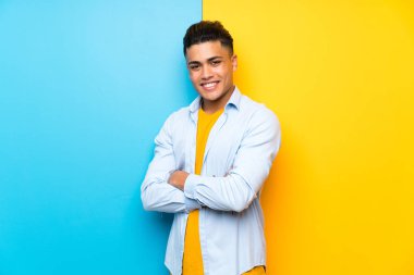 Izole renkli arka plan üzerinde genç adam