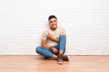 Kat işaret parmağı yanında oturan genç adam