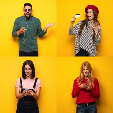 Cep telefonuyla mesaj gönderen bir grup insan