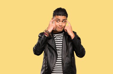 Genç adam şüpheleri olan ve izole arka plan üzerinde düşünme