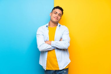 Izole renkli arka plan üzerinde genç adam