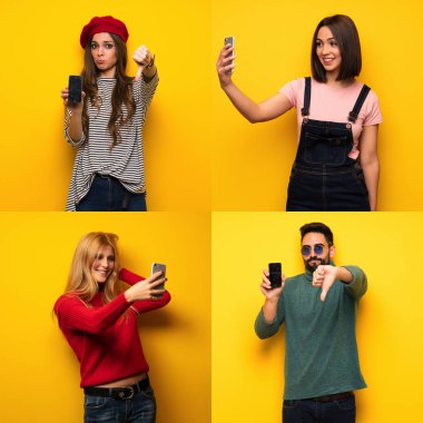 Selfie çeken bir dizi insan