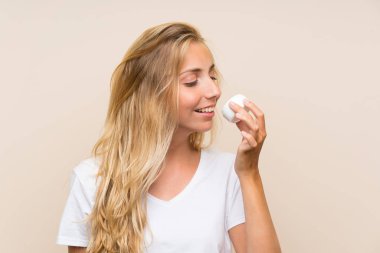 Nemlendirici ile genç sarışın kadın