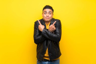 Izole sarı arka plan üzerinde genç adam şüpheleri olan laterals işaret