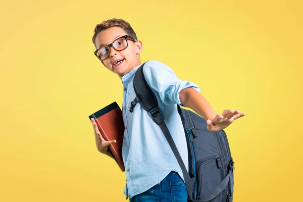 Estudiante Chico Con Mochila Gafas Poco Nervioso Asustado Amarillo Fondo — Foto de Stock