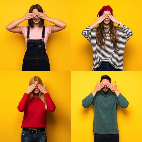 Menschen Die Die Augen Mit Den Händen Verdecken Überrascht Sehen — Stockfoto