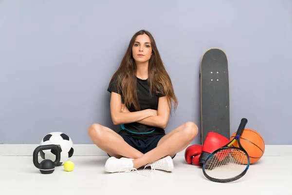 Jovem Mulher Esporte Sentado Chão Mantendo Braços Cruzados — Fotografia de Stock