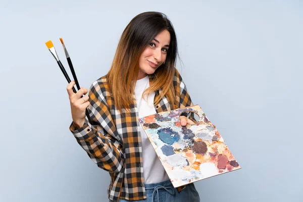 Joven Pintora Mujer Sobre Fondo Azul Aislado — Foto de Stock