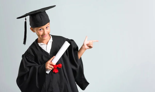 Kleiner Junge Beim Abschluss Zeigt Mit Dem Finger Zur Seite — Stockfoto