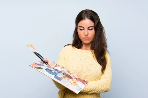 Ung Konstnär Kvinna Över Isolerad Blåttbakgrund Med Sorgligt Uttryck — Stockfoto