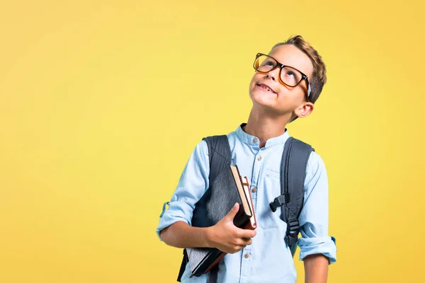 Schüler Mit Rucksack Und Brille Stehen Auf Gelbem Hintergrund Und — Stockfoto